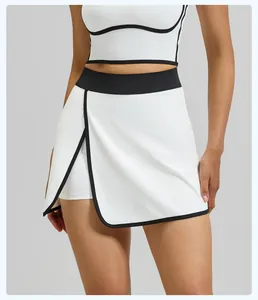 Détail de la jupe-short de yoga blanche avec liseré noir et doublure anti-exposition intégrée