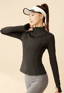 Détail d'une veste de yoga noire respirante avec fermeture éclair et fentes pour les pouces.