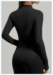 Detalle de la espalda de una chaqueta de yoga negra ajustada para correr y fitness