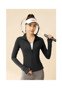 Gros plan veste de sport de yoga noire zippée respirante avec passe-pouces pour femmes
