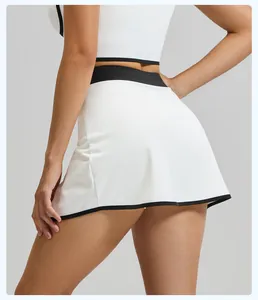 Détail arrière d'une jupe-short de sport blanche avec bordure noire et short