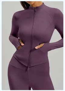 Detalle de una chaqueta deportiva morada profesional con cremallera doble y orificios
