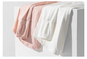Vue détaillée des manches d'une veste de protection solaire avec passe-pouces et fermetures
