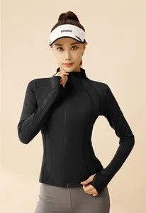 Vue détaillée de la veste de yoga de sport respirante noire ajustée pour femmes