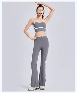 Volledig beeld van een grijze yogaset met witte biezen op een model in een fotostudio