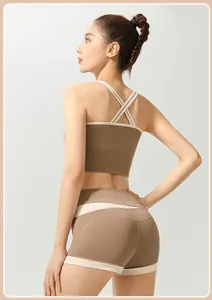 Vista trasera del conjunto deportivo de pantalones cortos de yoga y sujetador bicolore.