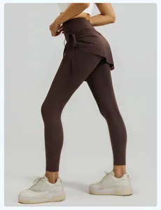 Detailansicht der braunen Yoga-Skort-Leggings mit Kordelzug und plissiertem Rock