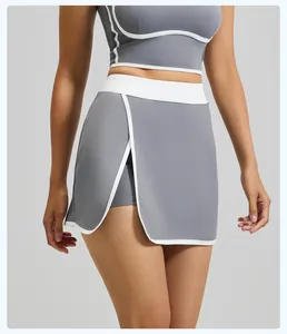 Détail de la jupe-short de yoga grise avec liseré blanc et short intégré