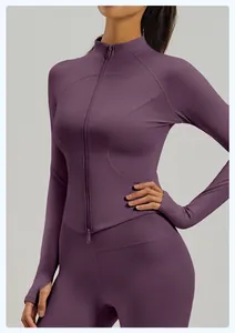 Primer plano de chaqueta deportiva morada ajustada con doble cremallera para yoga