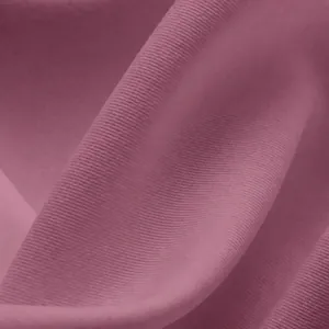 Detailaufnahme von hochelastischem, atmungsaktivem Stoff für ein Yoga-Sportoberteil