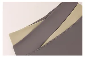 Λεπτομερής κοντινή όψη της πολυεπίπεδης ζώνης ενός ελαστικού κολάν γιόγκα σε λαδί χρώμα