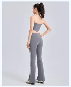 Gedetailleerd achteraanzicht van grijze yogaset met uitlopende broek en camisole