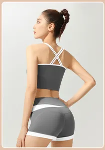 Vista trasera de un conjunto de yoga bicolor gris y blanco con tirantes cruzados