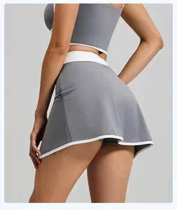 Gros plan arrière d'une jupe-short de sport grise avec bordure blanche et short intégré