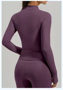 Vista trasera detallada de una chaqueta de yoga morada ajustada con mallas a juego
