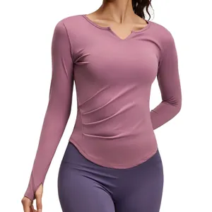Professionelles Yoga-Langarmshirt mit V-Ausschnitt, seitlichen Falten und schmaler Passform
