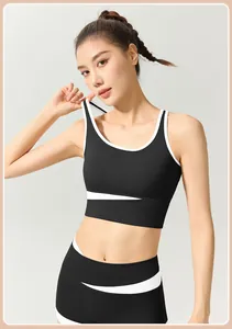Detalle del conjunto de pantalones cortos de yoga y sujetador deportivo bicolor para fitness.