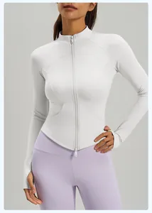 Detalle de chaqueta de yoga blanca con cremallera doble y orificios para el pulgar