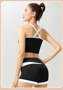 Vista trasera detallada de conjunto deportivo negro y blanco con sujetador y shorts