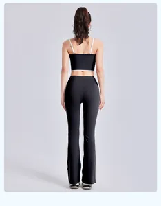 Achteraanzicht van een zwarte yoga set met hoge taille en modieuze uitlopende broek