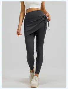 Detailansicht des verstellbaren Kordelzugs an der Yoga-Rock-Leggings im Lagenlook