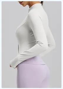 Vista lateral detallada de chaqueta deportiva gris ajustada con doble cremallera para
