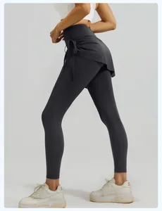 Detail einer Yoga-Leggings mit Kordelzug-Raffrock im Fake-Zweiteiler-Stil für Fitness