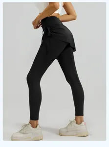 Detailansicht der schwarzen Yoga-Leggings mit Kordelzug und integriertem Rock