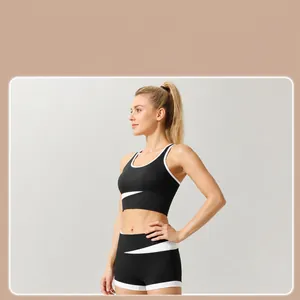 Conjunto de yoga de dos piezas con pantalones cortos de cintura alta en blanco y negro