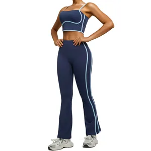 Tweeledige yogaset met donkerblauwe hemdtop en flare broek met hoge taille