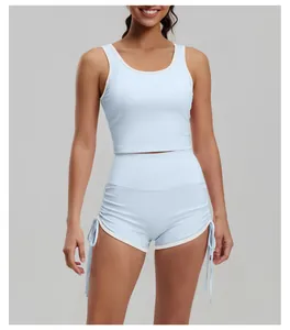 Dettaglio del completo sportivo azzurro con pantaloncini a vita alta e coulisse