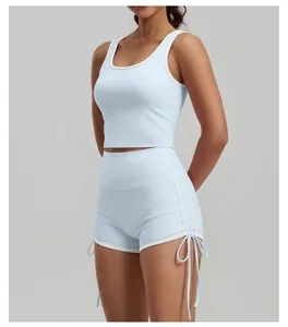 Vista dettagliata dei pantaloncini fitness azzurri a vita alta con coulisse regolabile