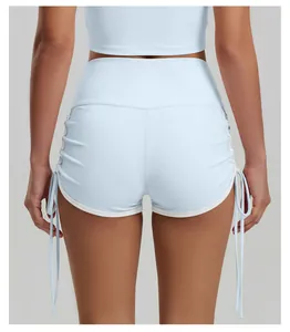 Vista dettagliata degli shorts sportivi celeste a vita alta con coulisse e bordino bianco