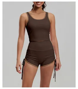 Dettaglio professionale dei pantaloncini sportivi marroni con coulisse e vita alta.