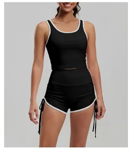 Dettaglio degli shorts sportivi neri a vita alta con bordo bianco e lacci laterali