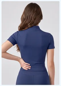 Vue arrière professionnelle d'un haut de yoga bleu marine à manches courtes pour femme