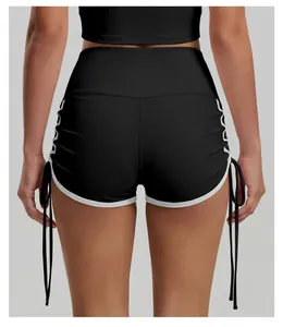 Vista posteriore di pantaloncini fitness neri a vita alta con coulisse e bordo bianco