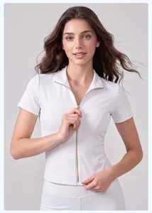 Détail d'une veste de yoga blanche ajustée avec une fermeture éclair dorée élégante