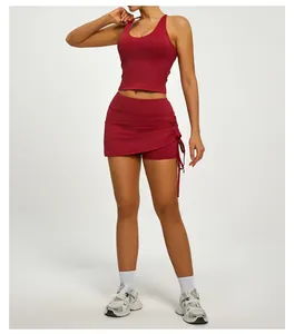 Inquadratura di una donna in completo da yoga bordeaux a due pezzi molto elastico.