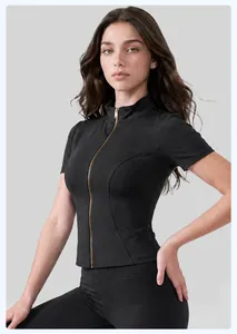 Veste de yoga noire ajustée pour femmes avec manches courtes et détail zip doré