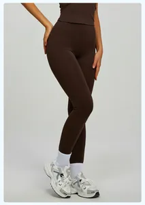 Vista dettagliata dei leggings da yoga marroni a vita alta che mostrano la vestibilità modellante