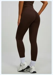 Primo piano di leggings da yoga marrone scuro a vita alta in tessuto senza cuciture nude feeling