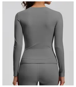 Vista posteriore di un top da yoga grigio a maniche lunghe slim fit per fitness