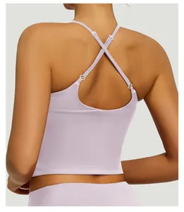 Vista posteriore dettagliata di una canotta yoga lavanda con spalline incrociate regolabili