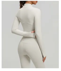 Achteraanzicht van beige yogaset met geribbelde details en top met lange mouwen.