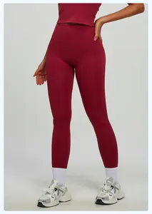 Dettaglio professionale dei pantaloni da yoga bordeaux a vita alta effetto nudo