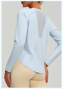 Détail du design du dos en maille respirante sur ce haut de yoga bleu clair à manches longues