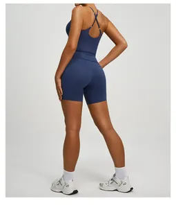 Vista posteriore di un top da yoga blu con spalline incrociate e pantaloncini coordinati