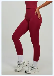 Vista laterale di leggings bordeaux a vita alta con davanti senza cuciture per sport e yoga.