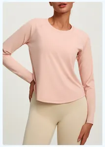 Gros plan d'un haut de yoga rose à manches longues et coupe ample avec col rond